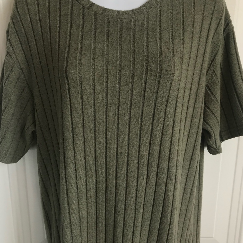 🔴 4/$15 Unbranded Women’s M Olive Green Ribbed Crewneck Short Sleeve Top in EUC - Picture 6 of 16